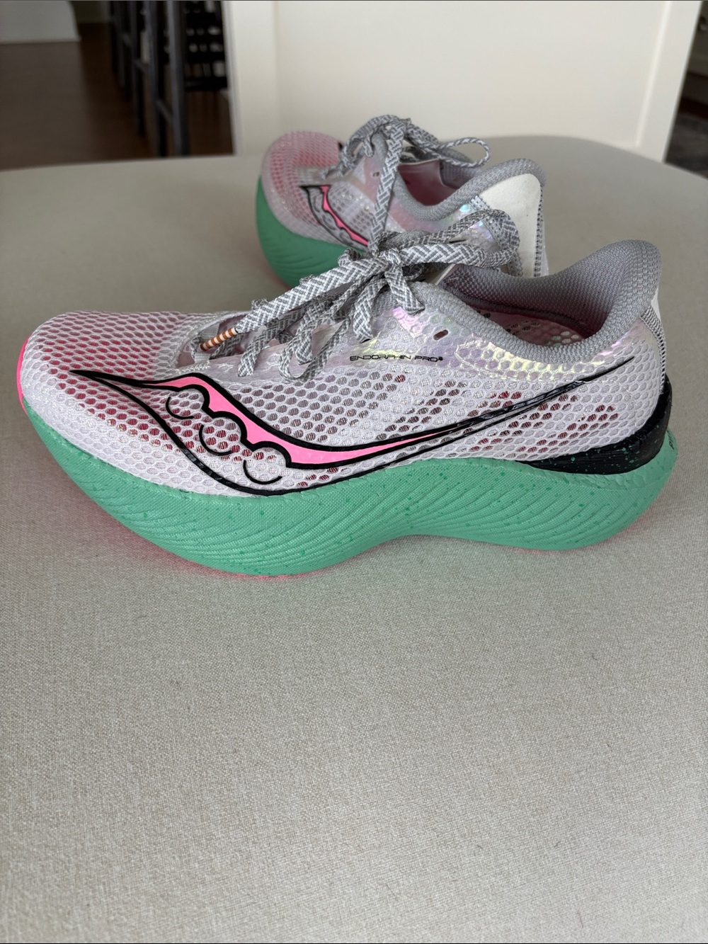 Saucony Endorphin Pro 7.5 white pink green